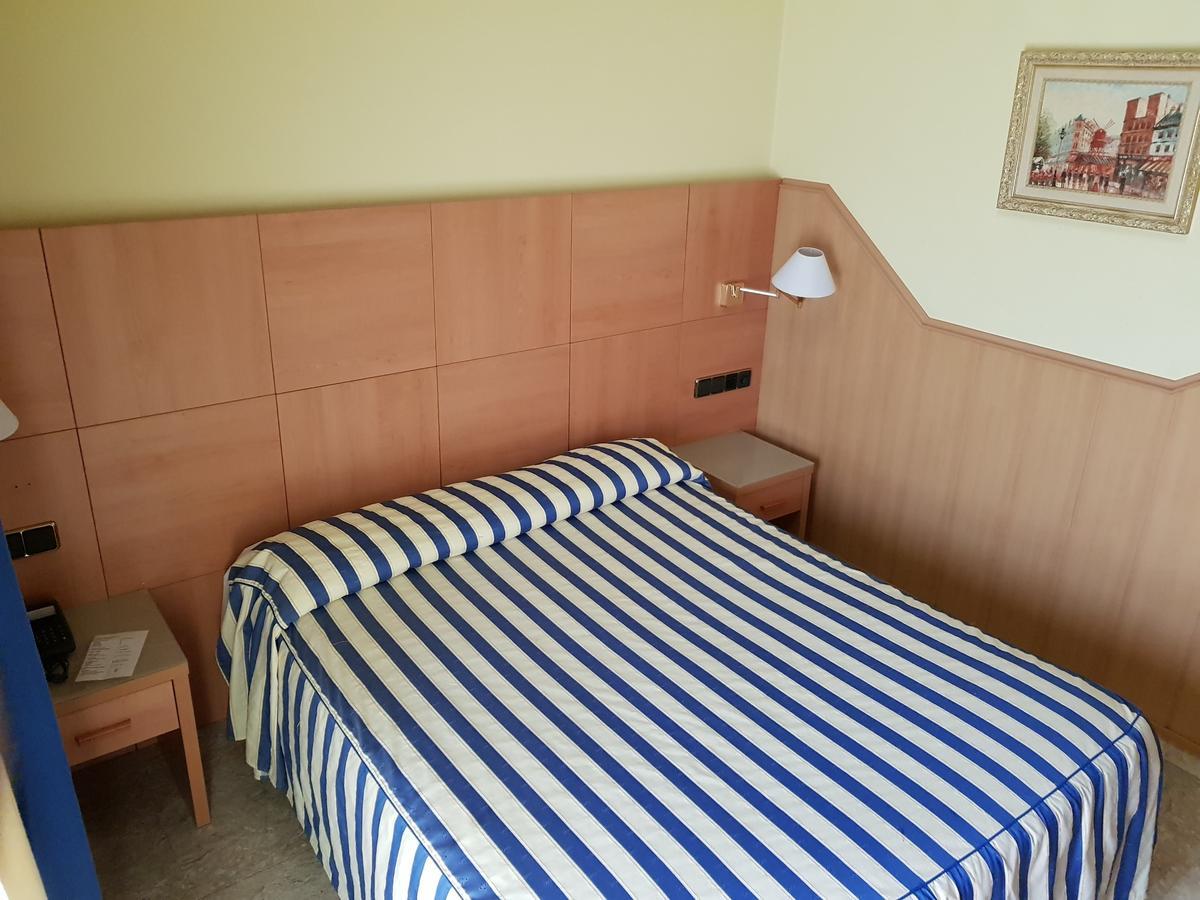 Hostal Milenium Els Monjos Buitenkant foto