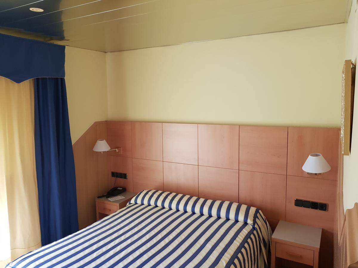 Hostal Milenium Els Monjos Buitenkant foto