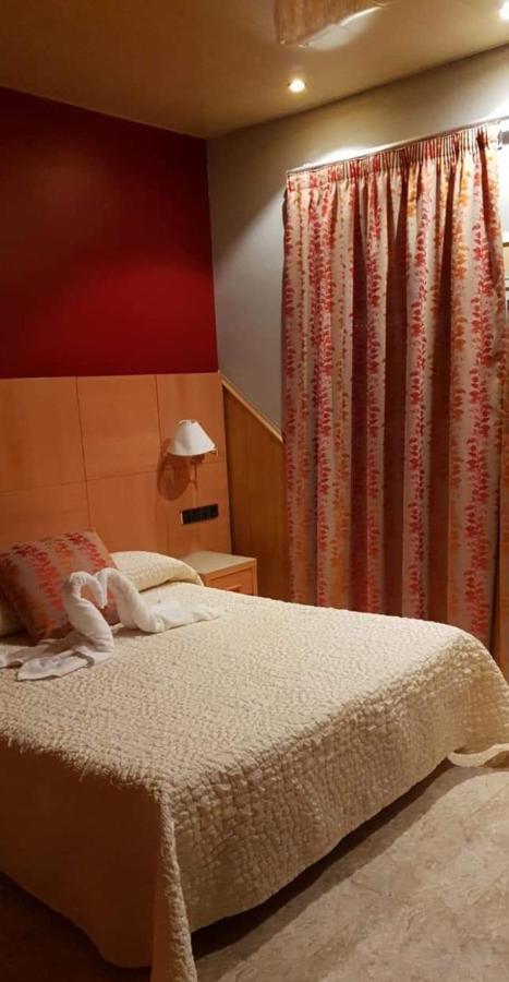 Hostal Milenium Els Monjos Buitenkant foto
